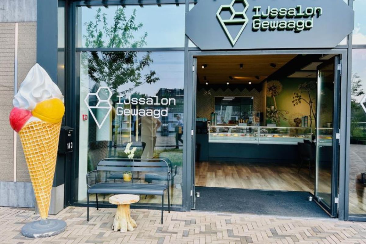 Vooraanzicht ijssalon de wacht met een groot beeld van een ijsje